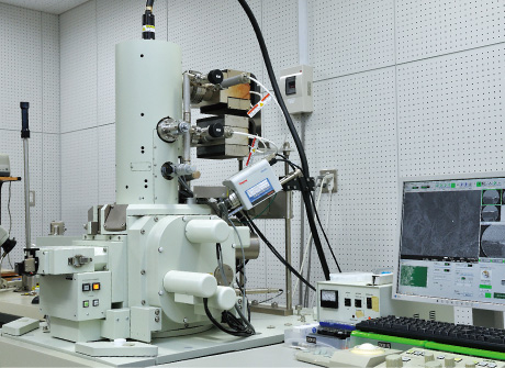 電界放出形走査電子顕微鏡 試料表面の形状をナノ領域で画像化したり元素分析を行う装置。拡大可能倍率100万倍。サーマル型なのでエミッション電流量が非常に大きい。