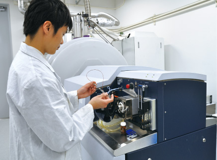 High Resolution Mass Spectrometer